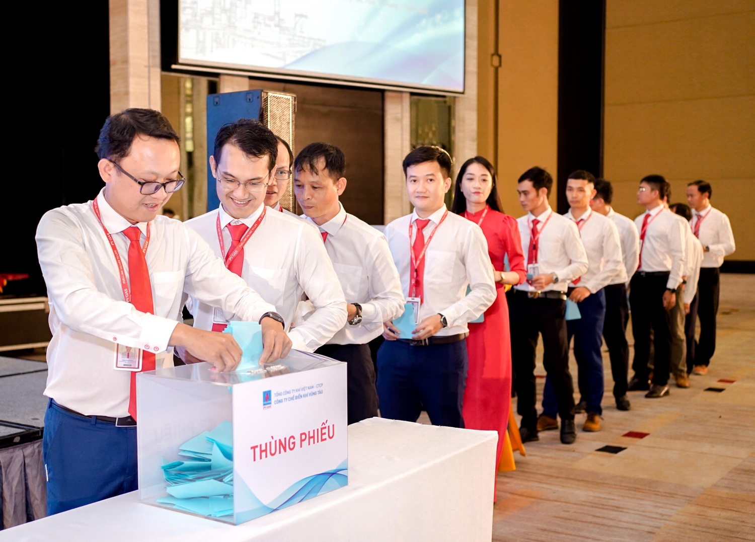 Bầu chọn các đại biểu thay mặt KVT tham dự Hội nghị NLĐ PV GAS 2022  3/ Các đại biểu PV GAS chúc mừng Hội nghị thành công tốt đẹp