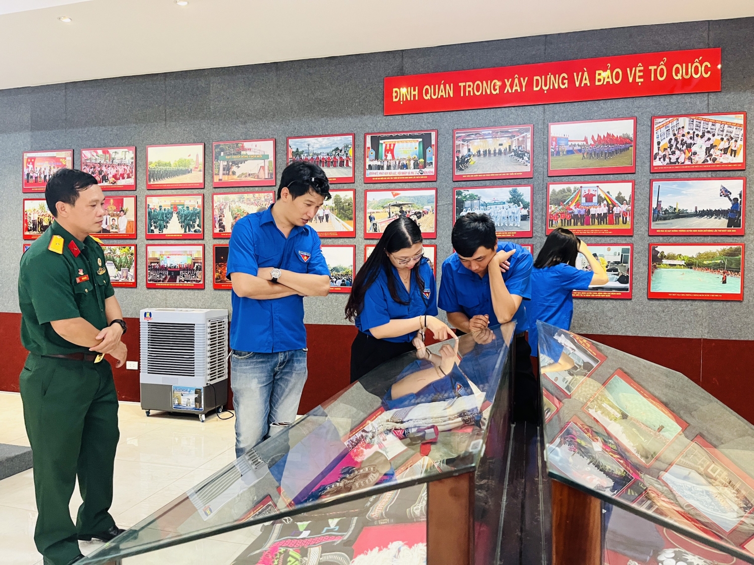 Thực hiện công tác An sinh xã hội và giáo dục tư tưởng Cách mạng cho đoàn viên thanh niên Thực hiện công tác An sinh xã hội và giáo dục tư tưởng Cách mạng cho đoàn viên thanh niên