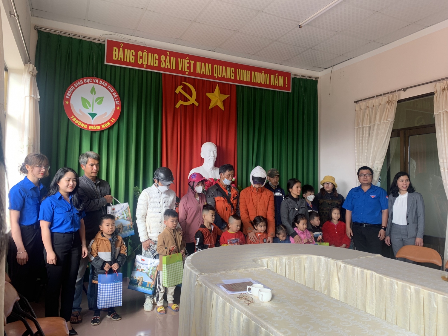 Thực hiện công tác An sinh xã hội và giáo dục tư tưởng Cách mạng cho đoàn viên thanh niên Thực hiện công tác An sinh xã hội và giáo dục tư tưởng Cách mạng cho đoàn viên thanh niên