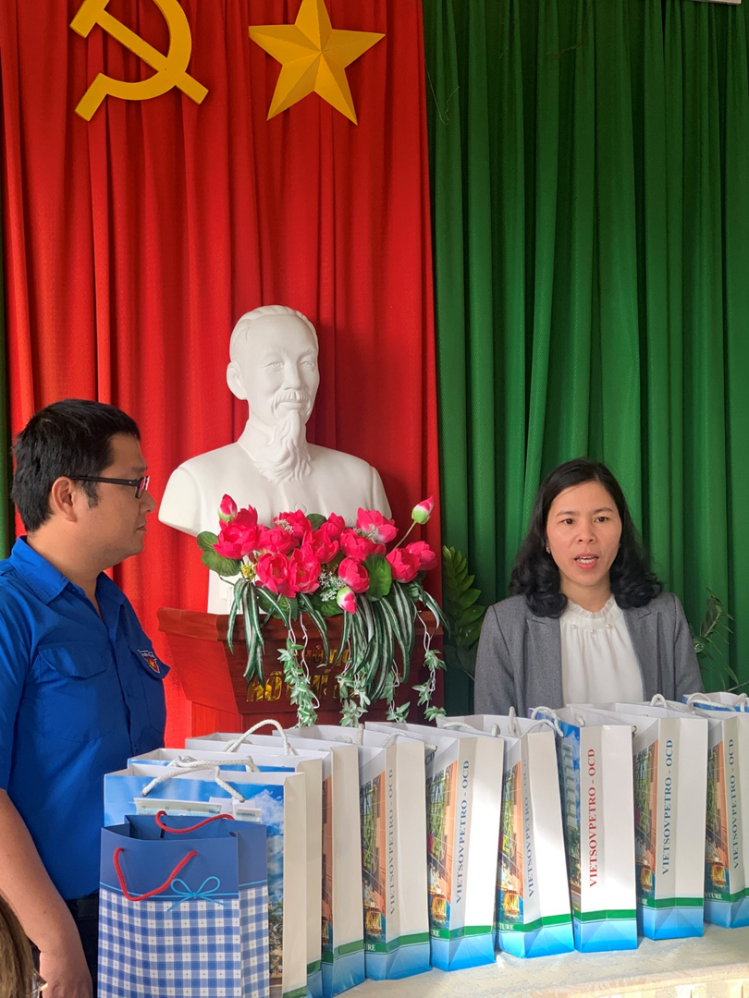 Thực hiện công tác An sinh xã hội và giáo dục tư tưởng Cách mạng cho đoàn viên thanh niên Thực hiện công tác An sinh xã hội và giáo dục tư tưởng Cách mạng cho đoàn viên thanh niên