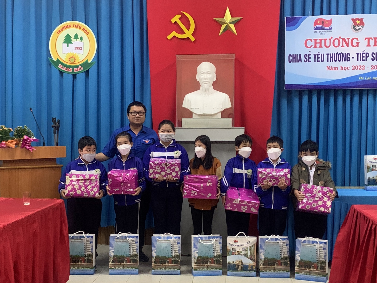 Thực hiện công tác An sinh xã hội và giáo dục tư tưởng Cách mạng cho đoàn viên thanh niên