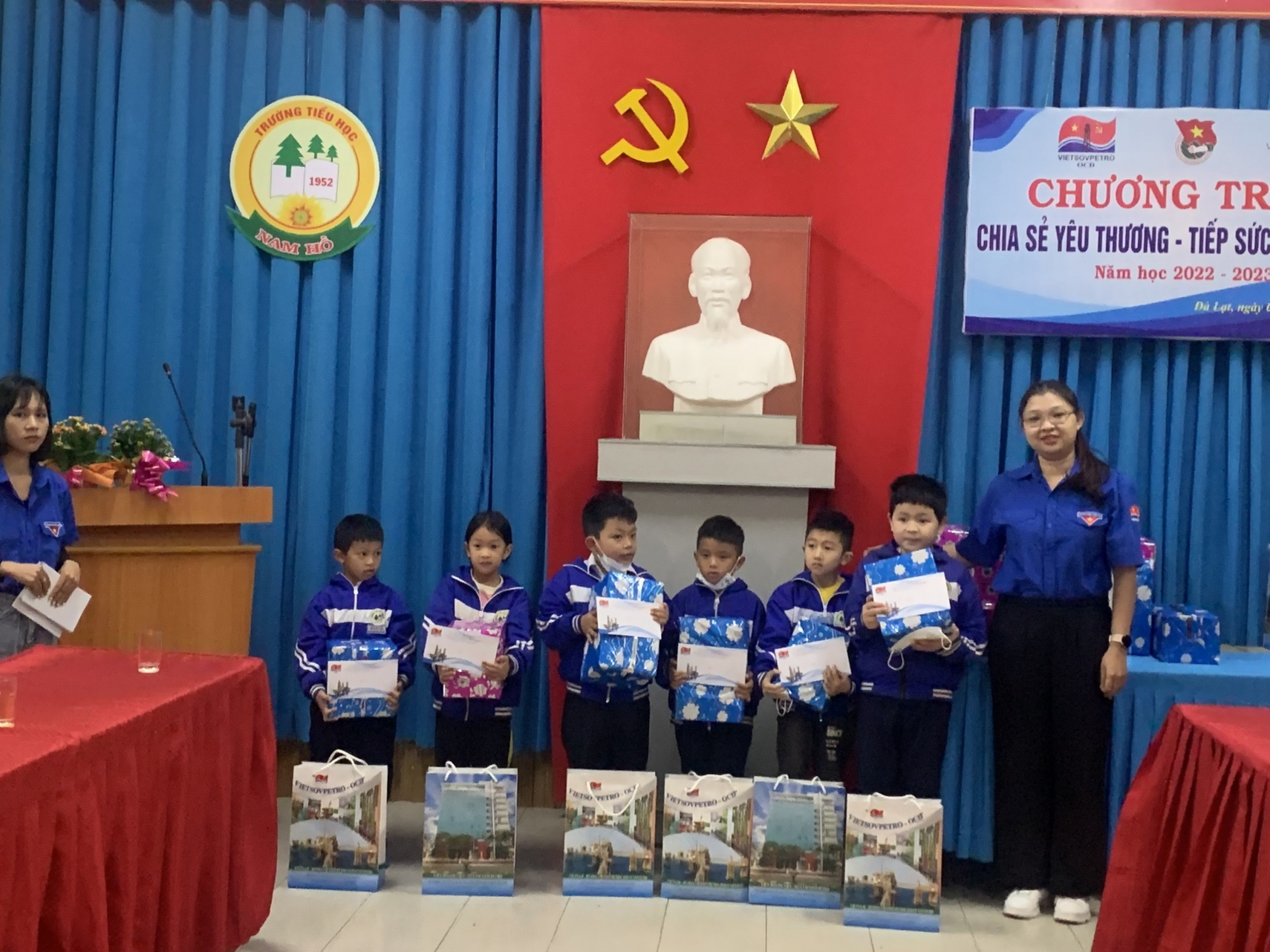 Thực hiện công tác An sinh xã hội và giáo dục tư tưởng Cách mạng cho đoàn viên thanh niên Thực hiện công tác An sinh xã hội và giáo dục tư tưởng Cách mạng cho đoàn viên thanh niên