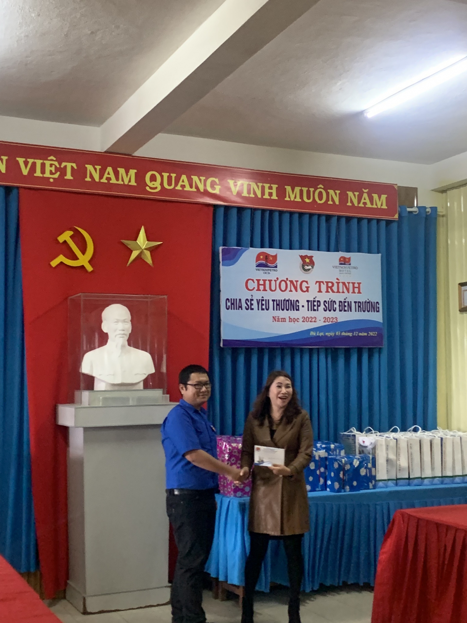 Thực hiện công tác An sinh xã hội và giáo dục tư tưởng Cách mạng cho đoàn viên thanh niên Thực hiện công tác An sinh xã hội và giáo dục tư tưởng Cách mạng cho đoàn viên thanh niên