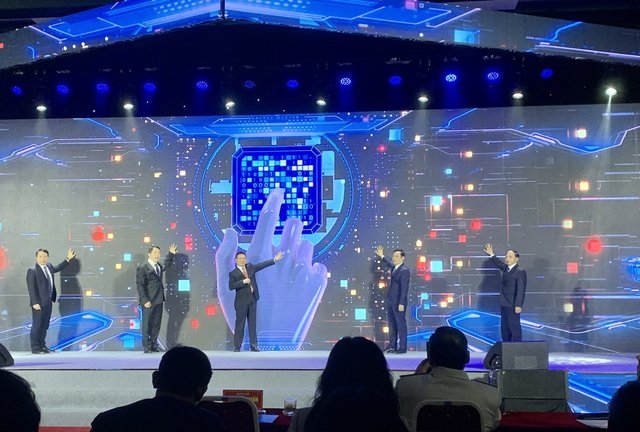Các đại biểu khai trương Cổng thông tin thương mại điện tử 