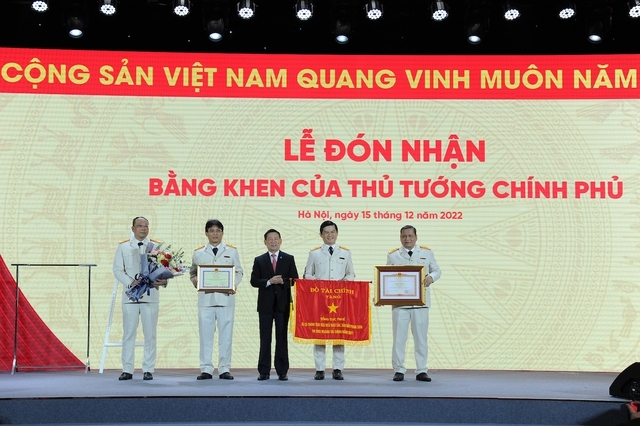 Bộ trưởng Hồ Đức Phớc trao bằng khen của Thủ tướng Chính phủ cho Tổng cục Thuế