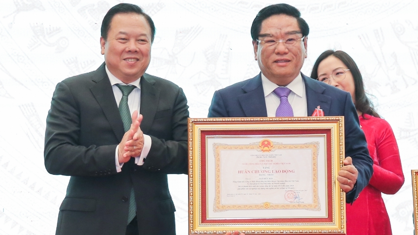 Tổng giám đốc BIENDONG POC Ngô Hữu Hải đón nhận Huân chương Lao động hạng Nhất