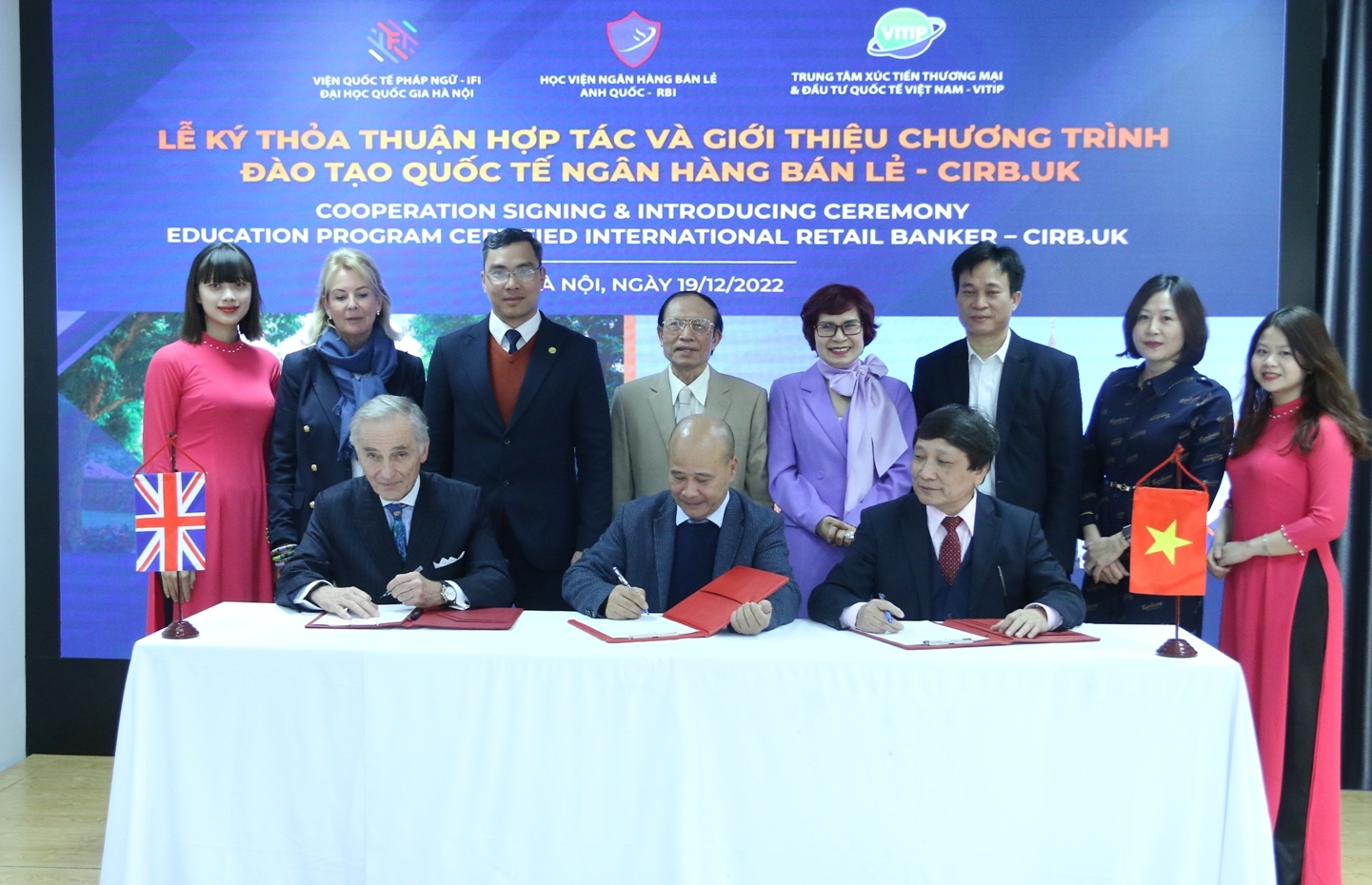 IFI và VITIP thúc đẩy hợp tác đào tạo quốc tế về ngân hàng bán lẻ