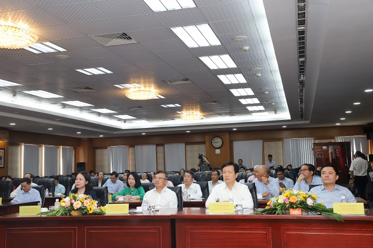 Phó Chủ tịch nước Võ Thị Ánh Xuân thăm, làm việc với Vietsovpetro và động viên CBCNV ngành Dầu khí Phó Chủ tịch nước Võ Thị Ánh Xuân thăm, làm việc với Vietsovpetro và động viên CBCNV Dầu khí
