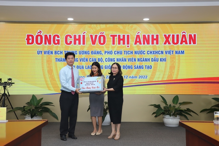 Phó Chủ tịch nước Võ Thị Ánh Xuân thăm, làm việc với Vietsovpetro và động viên CBCNV ngành Dầu khí Phó Chủ tịch nước Võ Thị Ánh Xuân thăm, làm việc với Vietsovpetro và động viên CBCNV Dầu khí