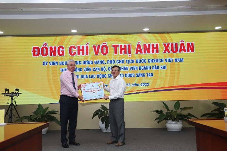 Phó Chủ tịch nước Võ Thị Ánh Xuân thăm, làm việc với Vietsovpetro và động viên CBCNV ngành Dầu khí Phó Chủ tịch nước Võ Thị Ánh Xuân thăm, làm việc với Vietsovpetro và động viên CBCNV Dầu khí