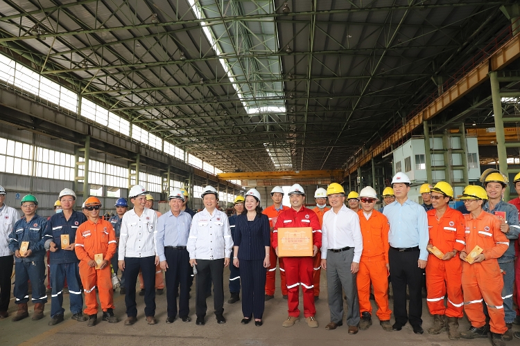Phó Chủ tịch nước Võ Thị Ánh Xuân thăm, làm việc với Vietsovpetro và động viên CBCNV ngành Dầu khí Phó Chủ tịch nước Võ Thị Ánh Xuân thăm, làm việc với Vietsovpetro và động viên CBCNV Dầu khí