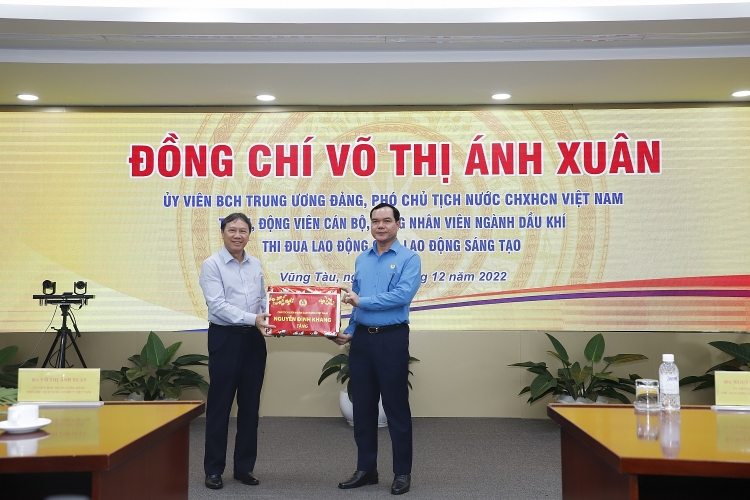 Phó Chủ tịch nước Võ Thị Ánh Xuân thăm, làm việc với Vietsovpetro và động viên CBCNV ngành Dầu khí Phó Chủ tịch nước Võ Thị Ánh Xuân thăm, làm việc với Vietsovpetro và động viên CBCNV Dầu khí