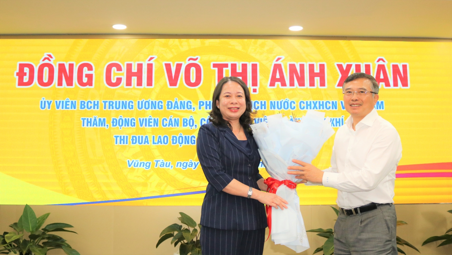 Phó Chủ tịch nước Võ Thị Ánh Xuân thăm, làm việc với Vietsovpetro và động viên CBCNV Dầu khí Phó Chủ tịch nước Võ Thị Ánh Xuân thăm, làm việc với Vietsovpetro và động viên CBCNV Dầu khí