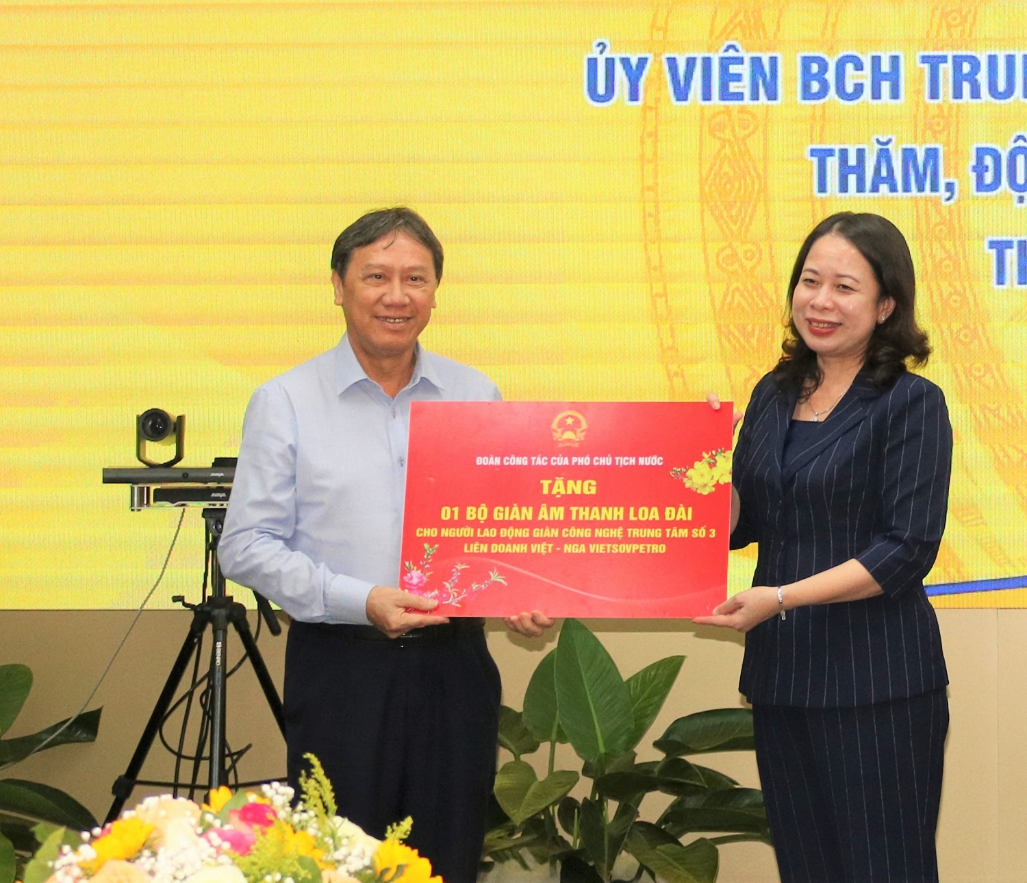 Phó Chủ tịch nước Võ Thị Ánh Xuân thăm, làm việc với Vietsovpetro và động viên CBCNV Dầu khí Phó Chủ tịch nước Võ Thị Ánh Xuân thăm, làm việc với Vietsovpetro và động viên CBCNV Dầu khí