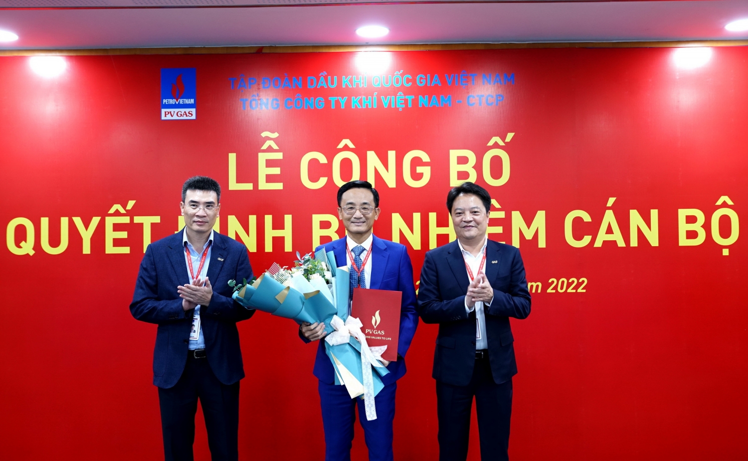 Trân trọng trao quyết định và tặng hoa chúc mừng Phó Tổng giám đốc PV GAS Trần Nhật Huy
