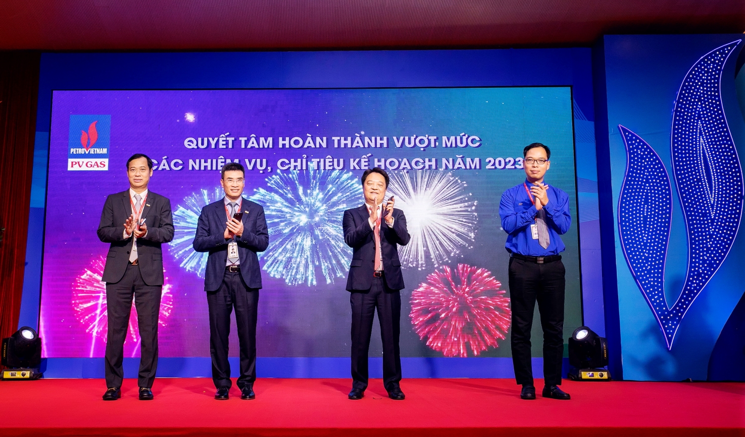 Lãnh đạo Đảng ủy, Chính quyền, Công đoàn, Đoàn Thanh niên PV GAS thực hiện nghi thức khởi động mã QR Cam kết thi đua “Hoàn thành vượt mức các nhiệm vụ, chỉ tiêu kế hoạch năm 2023”