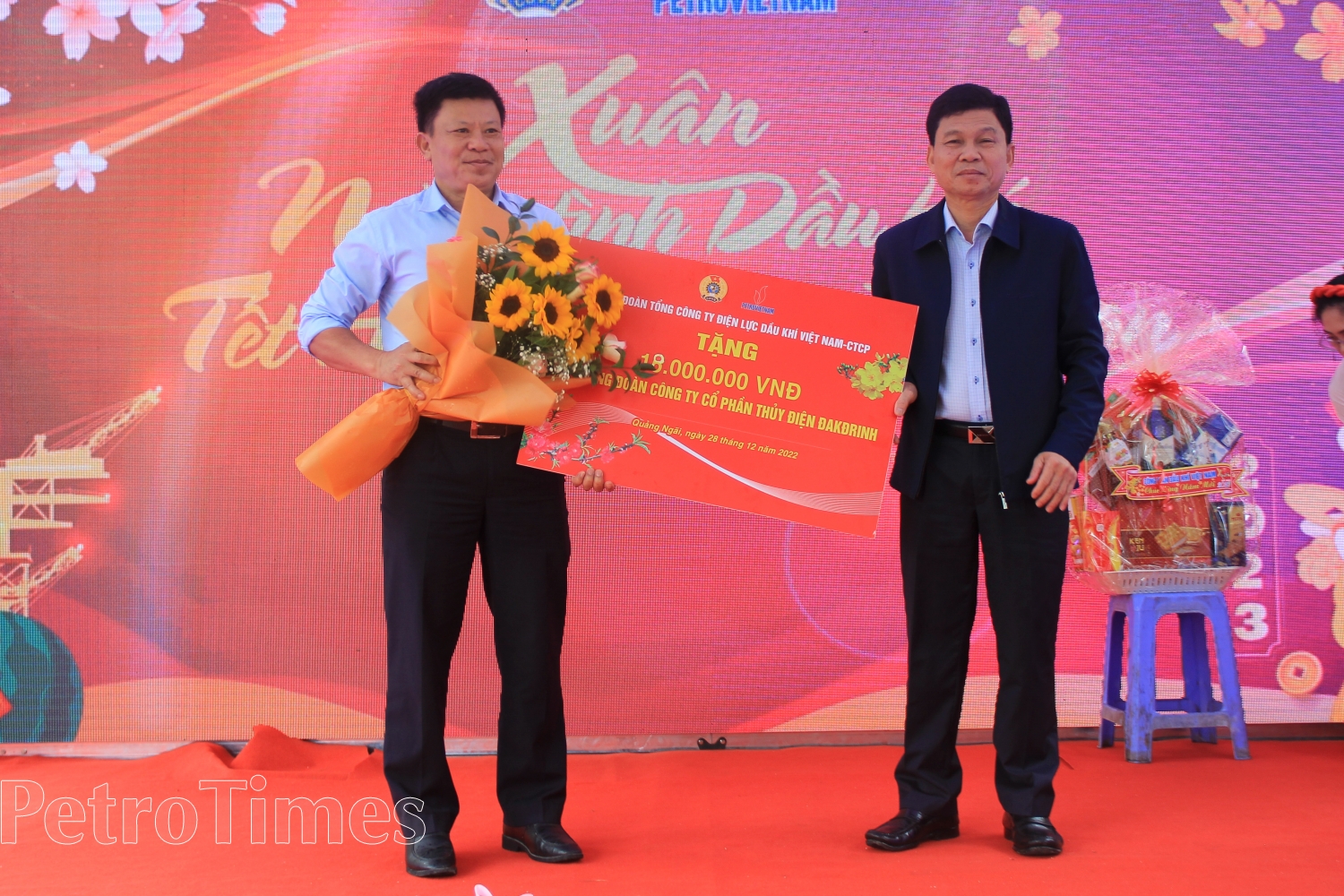 Ấm áp chương trình “Xuân nghĩa tình Dầu khí - Tết hạnh phúc, bình an Ấm áp chương trình “Xuân nghĩa tình Dầu khí - Tết hạnh phúc, bình an