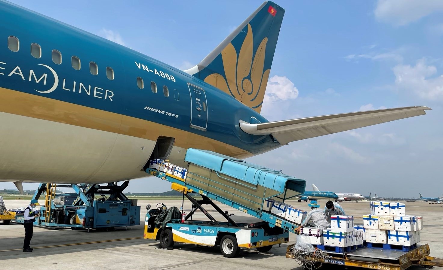 Tin tức kinh tế ngày 2/1: Vận tải hàng không tăng gần 4 lần so với năm 2021