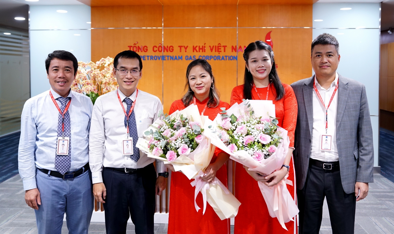 Chi bộ Văn phòng – Chuyển đổi số tổ chức kết nạp 2 đảng viên mới