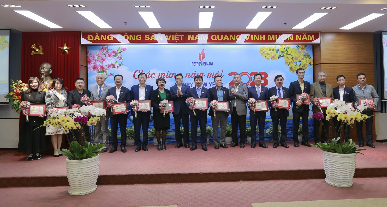 Petrovietnam tổ chức gặp mặt, trao tặng Kỷ niệm chương "Vì sự nghiệp Dầu khí" cho các nhà quản lý báo chí, nhà báo