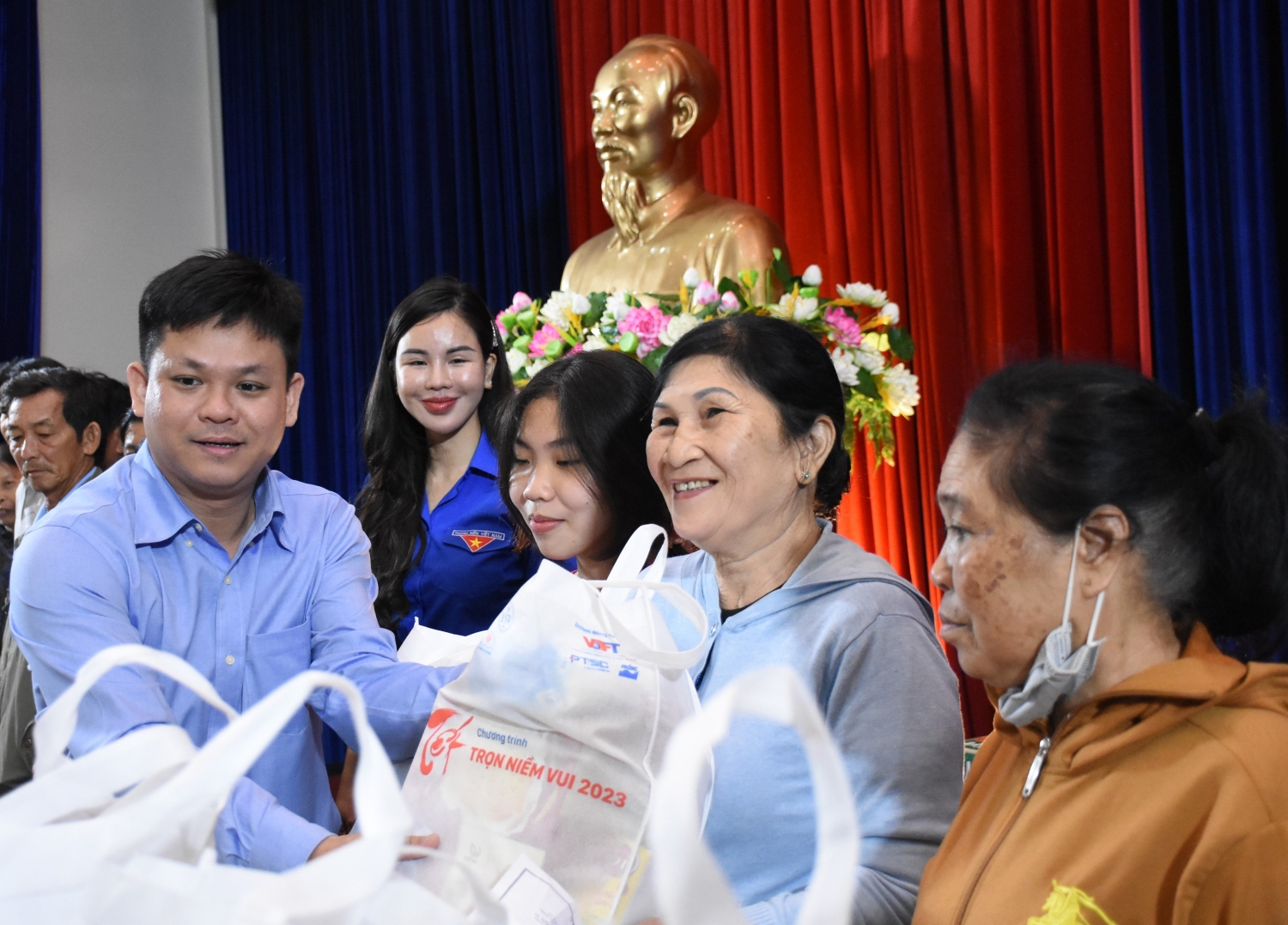 Tuổi trẻ PTSC mang “Tết trọn niềm vui” đến đồng bào dân tộc thiểu số Tuổi trẻ PTSC mang “Tết trọn niềm vui” đến đồng bào dân tộc thiểu số