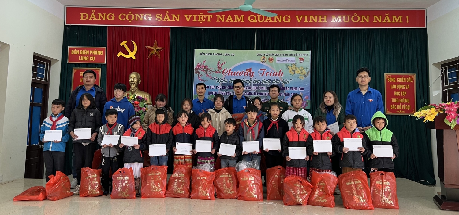 Trao quà cho bà con và các em học sinh