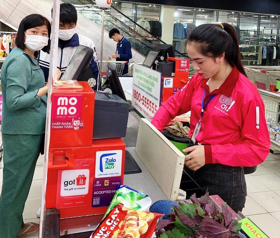 Sinh viên tất bật đi làm thêm kiếm tiền dịp Tết