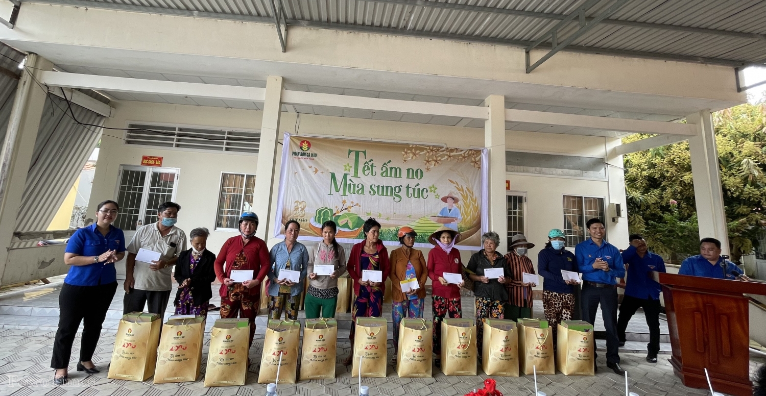 PVCFC mang “Tết ấm no - Mùa sung túc” đến người dân nơi cực Nam Tổ quốc