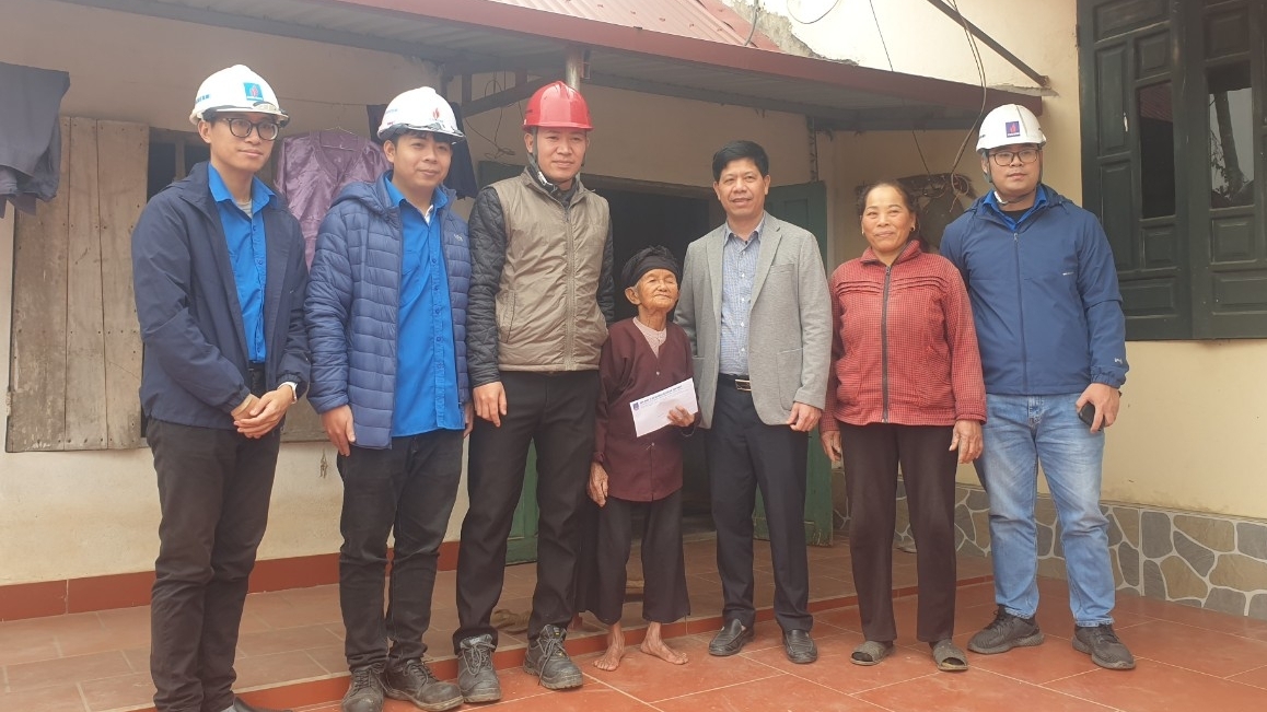 Công đoàn Ban QLDA NĐDK Thái Bình 2 thăm hỏi, chúc Tết gia đình chính sách
