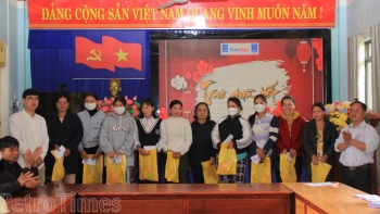 Tạp chí Năng lượng Mới cùng BSR, PVFCCo trao quà Tết tại Quảng Nam