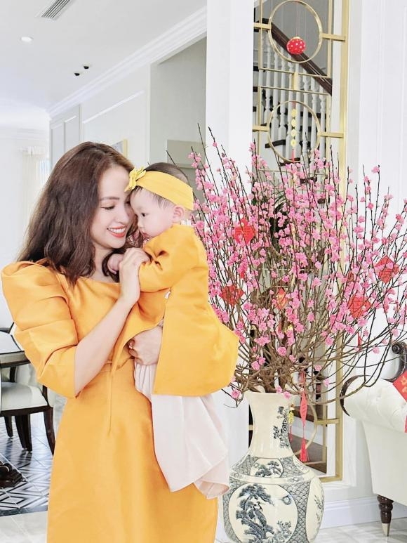 Sắc xuân ngập tràn tổ ấm của sao Việt