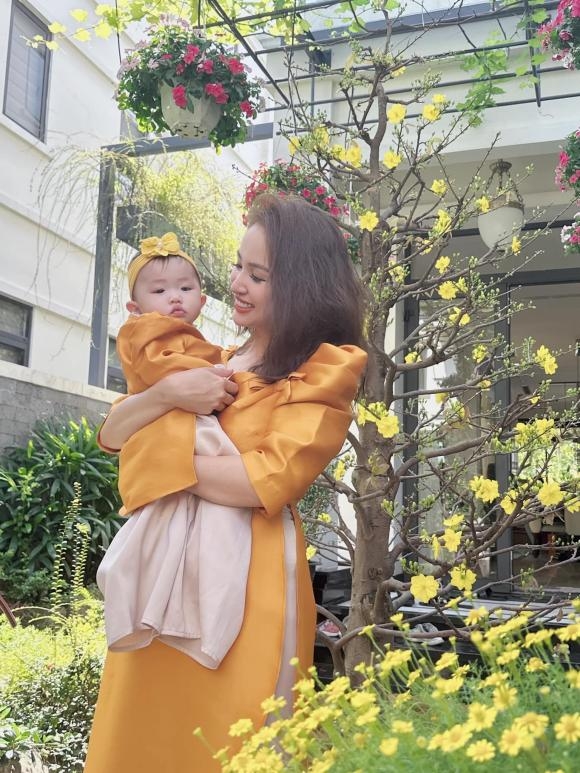 Sắc xuân ngập tràn tổ ấm của sao Việt