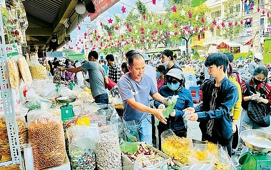Người dân tấp nập mua sắm bánh mứt