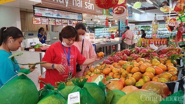 Hàng hóa tại siêu thị đầy ắp để người dân mua sắm Tết