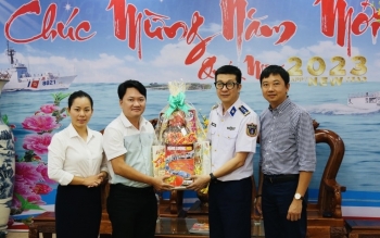 Trao tặng Tạp chí Năng lượng Mới số Xuân Quý Mão 2023 cho các đơn vị tại Bà Rịa - Vũng Tàu