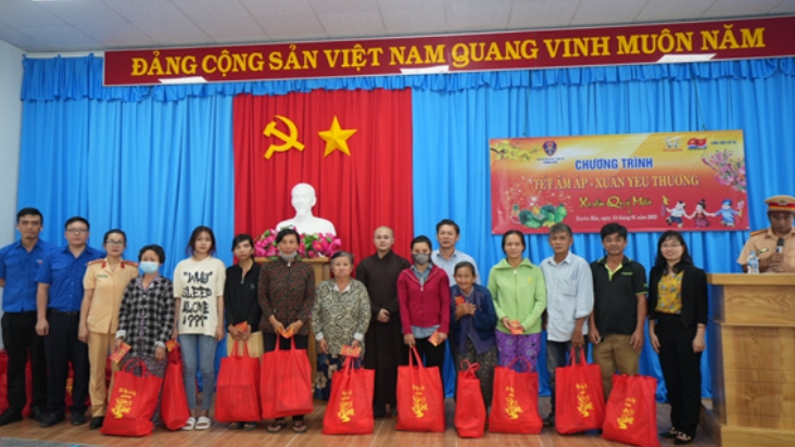 Xí nghiệp Dịch vụ tổ chức chương trình “Tết ấm áp – Xuân yêu thương”