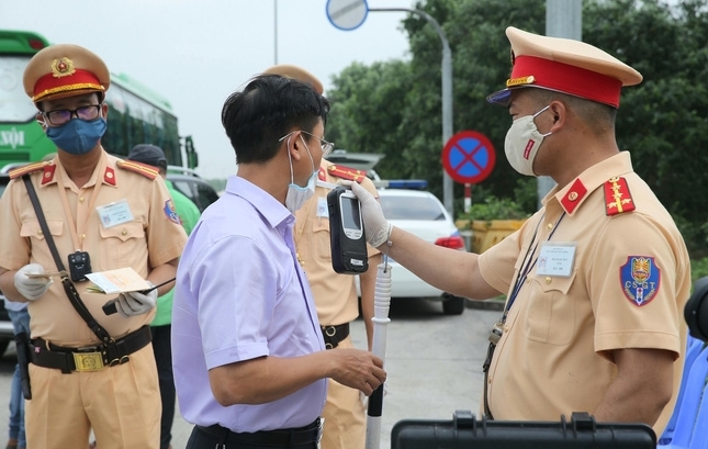 Xử phạt nặng người uống rượu bia khi lái xe ngày Tết