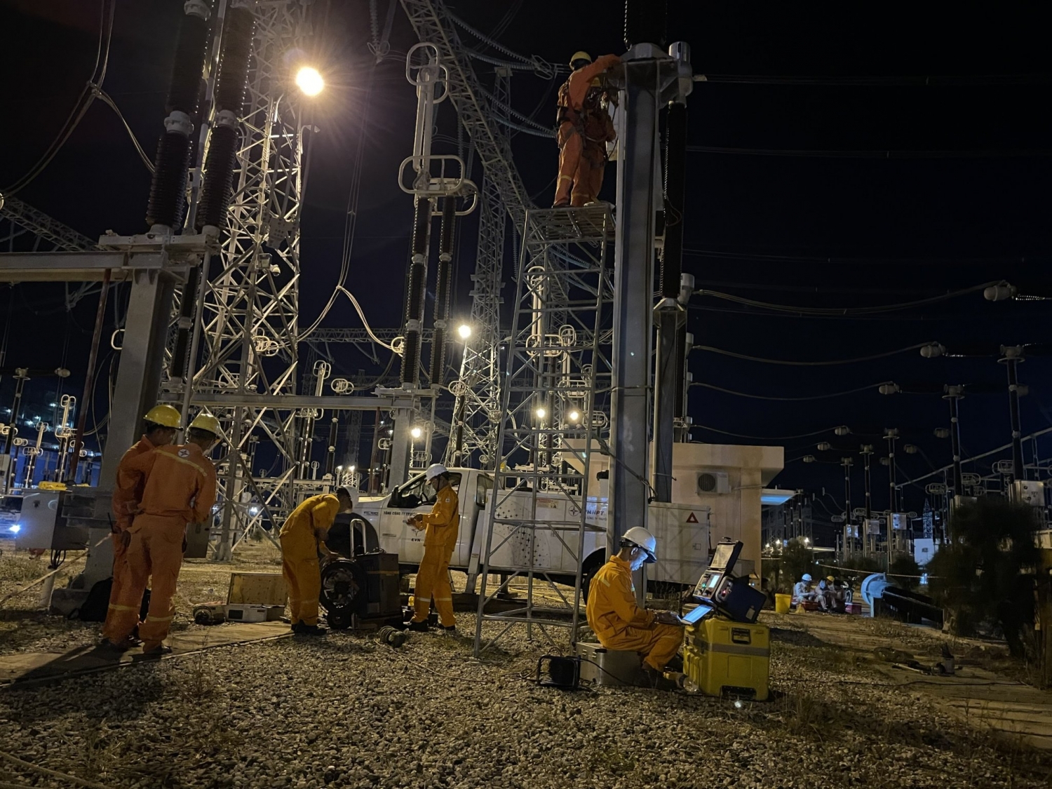 Xuyên tết thi công sửa chữa thiết bị tại TBA 500kV Vĩnh Tân