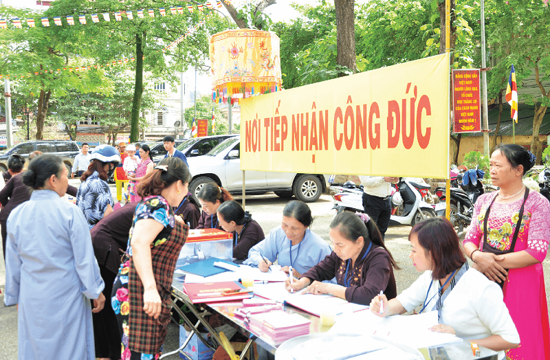 Ban hành quy định mới về tiếp nhận tiền công đức