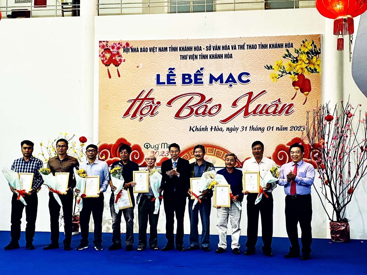 Tặng Báo xuân cho Trường Sa