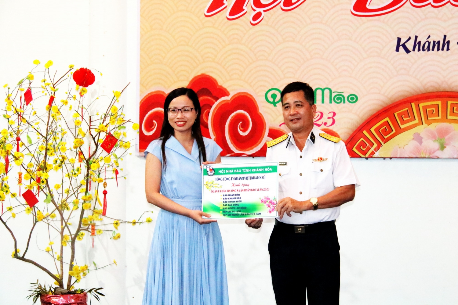 Tặng Báo xuân cho Trường Sa