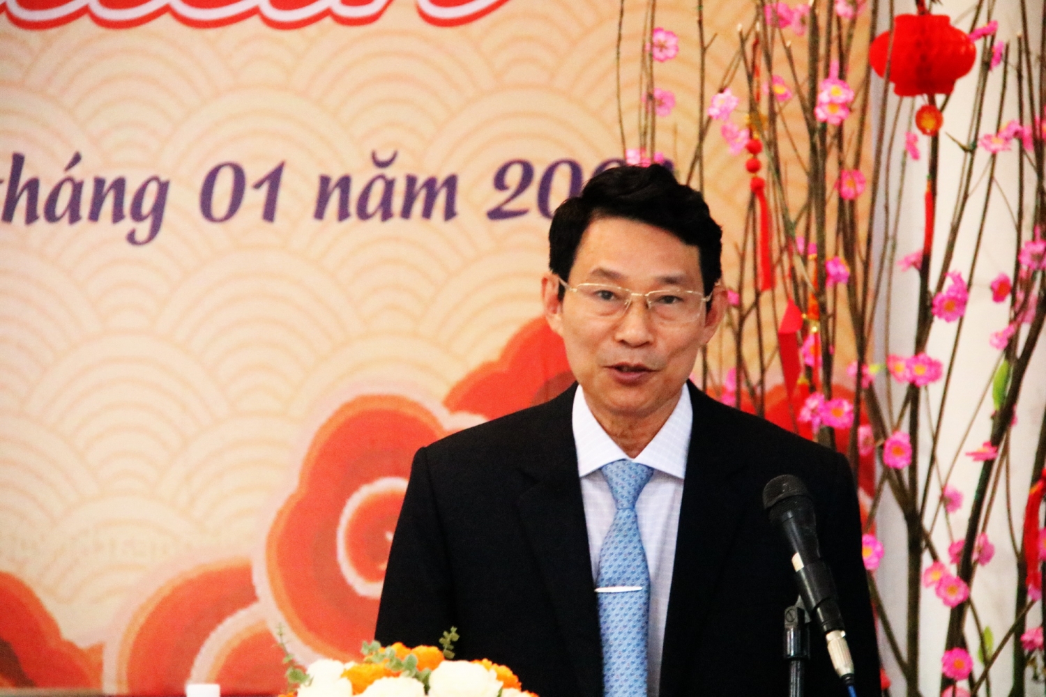 Tặng Báo xuân cho Trường Sa