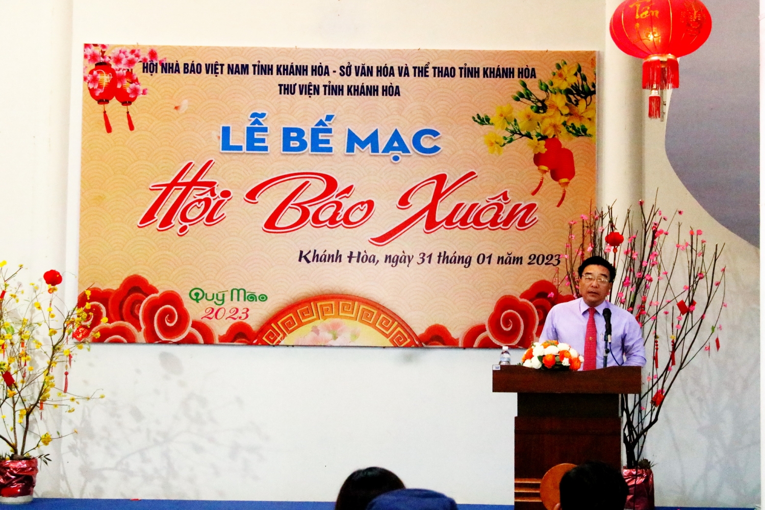 Tặng Báo xuân cho Trường Sa