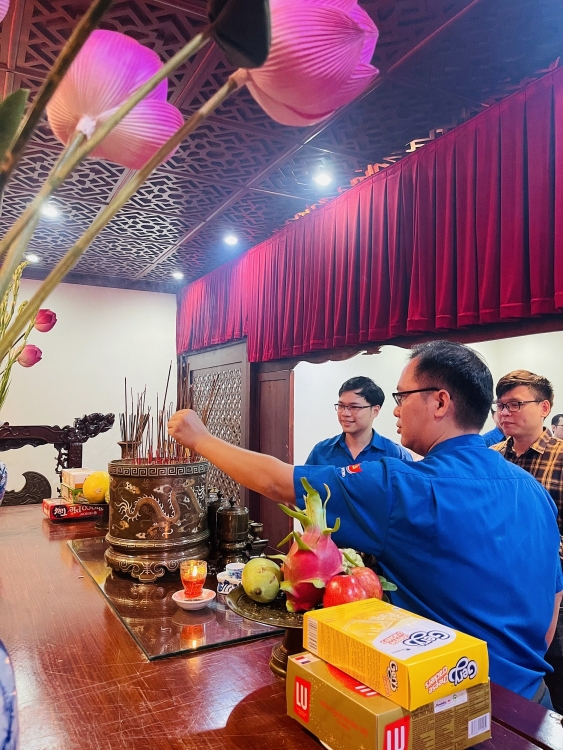 Đoàn Thanh niên Vietsovpetro tổ chức dâng hương tưởng niệm Chủ tịch Hồ Chí Minh nhân kỷ niệm 93 năm Ngày thành lập Đảng Cộng sản Việt Nam Đoàn Thanh niên Vietsovpetro tổ chức dâng hương tưởng niệm Chủ tịch Hồ Chí Minh nhân kỷ niệm 93 năm Ngày thành lập Đảng Cộng sản Việt Nam