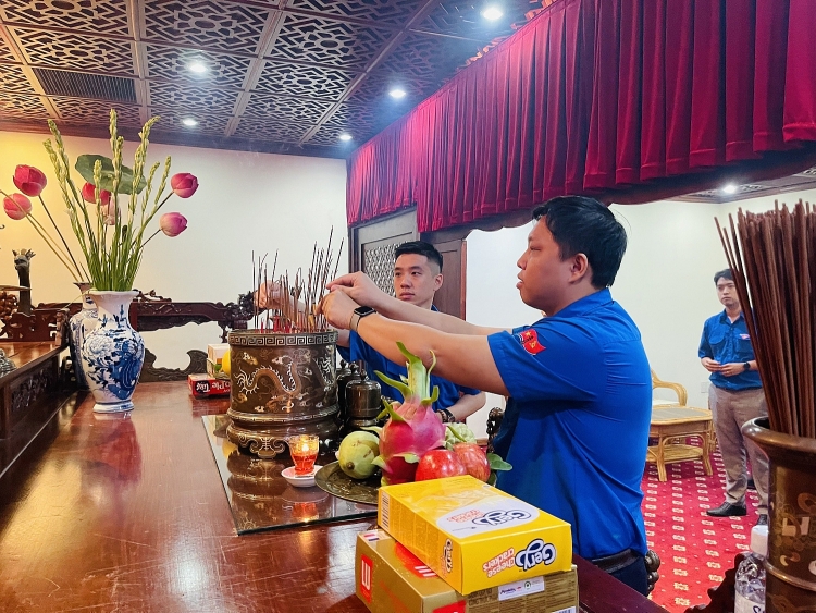 Đoàn Thanh niên Vietsovpetro tổ chức dâng hương tưởng niệm Chủ tịch Hồ Chí Minh nhân kỷ niệm 93 năm Ngày thành lập Đảng Cộng sản Việt Nam