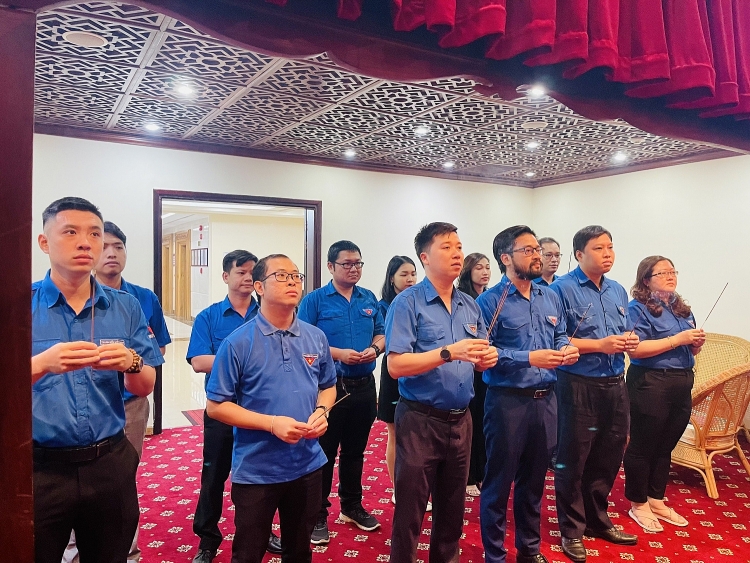Đoàn Thanh niên Vietsovpetro tổ chức dâng hương tưởng niệm Chủ tịch Hồ Chí Minh nhân kỷ niệm 93 năm Ngày thành lập Đảng Cộng sản Việt Nam