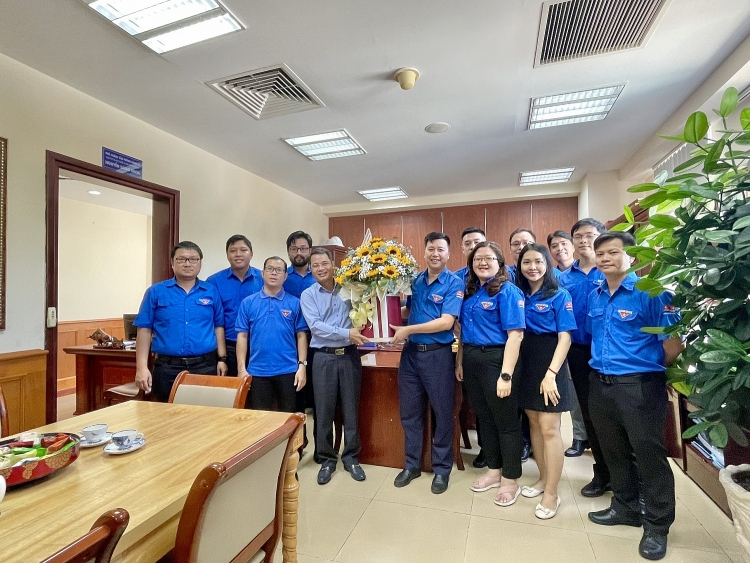 Đoàn Thanh niên Vietsovpetro tổ chức dâng hương tưởng niệm Chủ tịch Hồ Chí Minh nhân kỷ niệm 93 năm Ngày thành lập Đảng Cộng sản Việt Nam Đoàn Thanh niên Vietsovpetro tổ chức dâng hương tưởng niệm Chủ tịch Hồ Chí Minh nhân kỷ niệm 93 năm Ngày thành lập Đảng Cộng sản Việt Nam