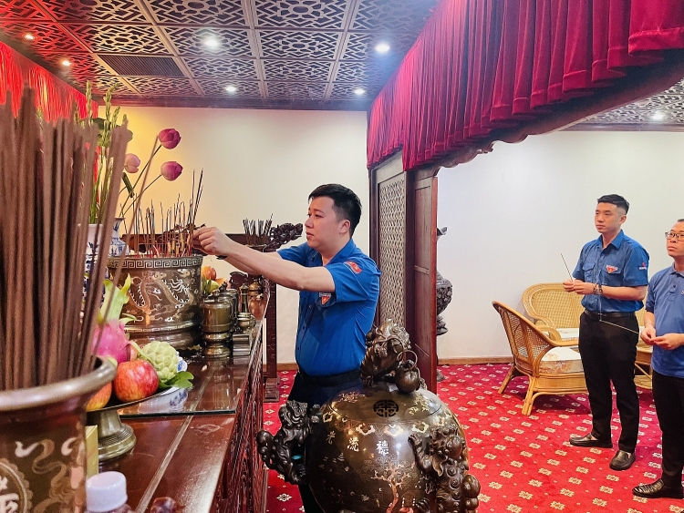 Đoàn Thanh niên Vietsovpetro tổ chức dâng hương tưởng niệm Chủ tịch Hồ Chí Minh nhân kỷ niệm 93 năm Ngày thành lập Đảng Cộng sản Việt Nam