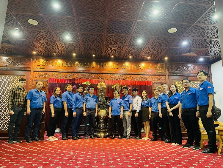 Đoàn Thanh niên Vietsovpetro tổ chức dâng hương tưởng niệm Chủ tịch Hồ Chí Minh nhân kỷ niệm 93 năm Ngày thành lập Đảng Cộng sản Việt Nam