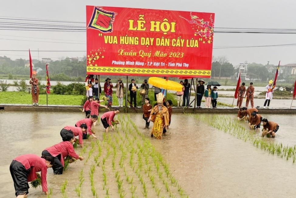 Độc đáo lễ hội “Vua Hùng dạy dân cấy lúa”